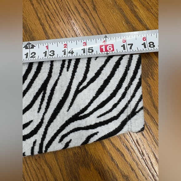 Maeve Anthropologie Top Women’s Sz M Zebra Animal Print V Neck Soft Knit Sexy - Picture 7 of 12